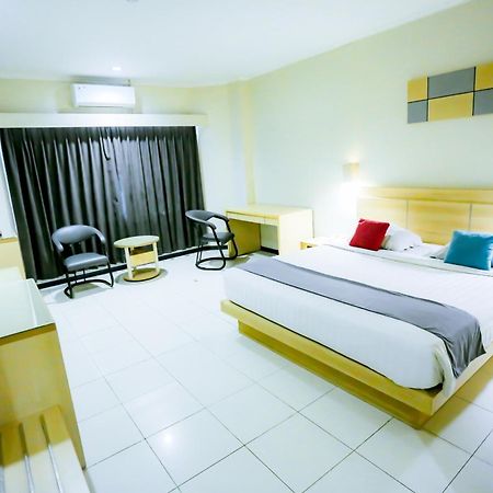 Merpati Hotel Pontianak Luaran gambar