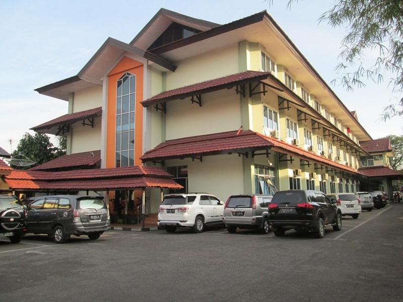Merpati Hotel Pontianak Luaran gambar