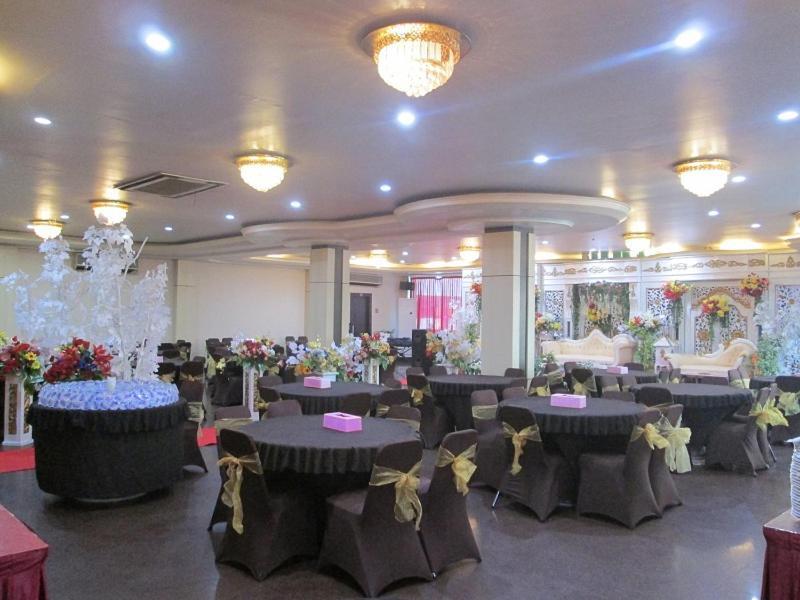 Merpati Hotel Pontianak Luaran gambar